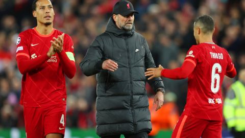 Jurgen Klopp (C) felicita a Thiago (R) y Van Dijk (L) tras la victoria ante Villarreal.