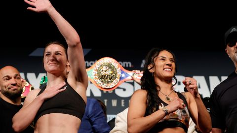 Katie Taylor y Amanda Serrano durante la ceremonia de pesaje el viernes en el Madison Square Garden.