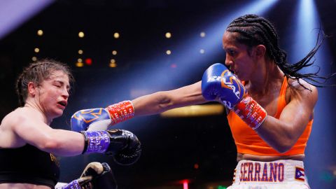 Amanda Serrano (der.) conectó los mejores golpes, pero Katie Taylor dominó más asaltos y se llevó el triunfo.