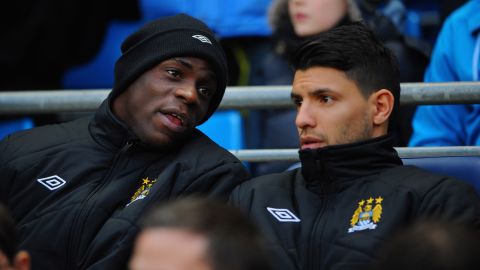 Mario Balotelli (L) y Sergio 'Kun' Agüero (R) comparten durante un encuentro del Manchester City en 2013.