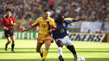 Freddy RIncón disputa un balón ante el rumano Adrian Ilie en el Mundial de Francia 98.