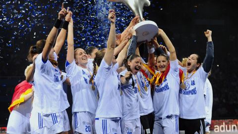 Jugadoras del Buducnost celebran el campeonato conseguido luego de la propuesta de matrimonio.