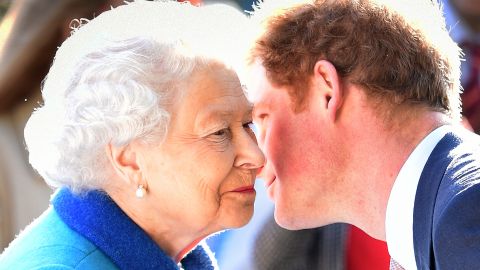 La reina Isabel II y el príncipe Harry.