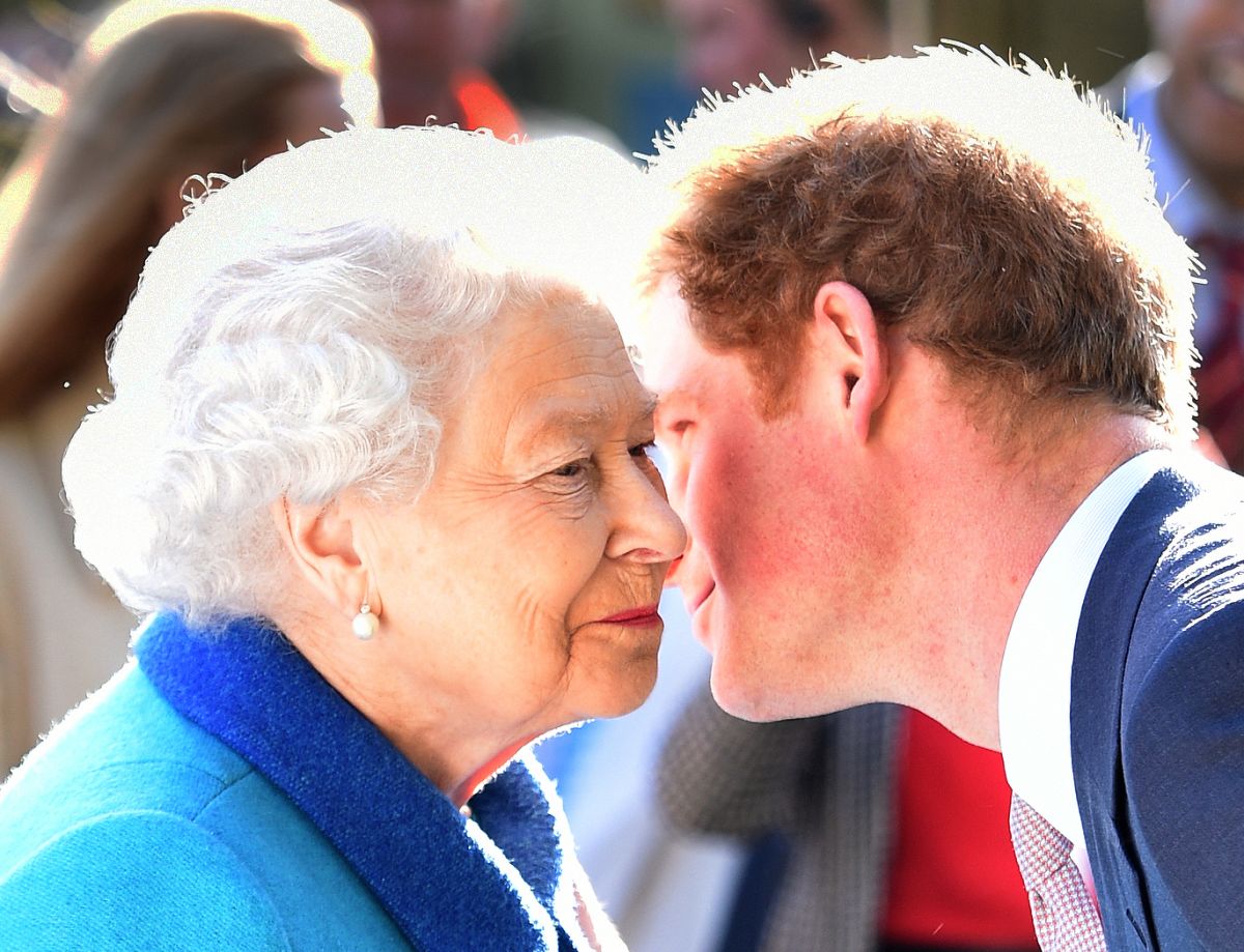 La reina Isabel II y el príncipe Harry.