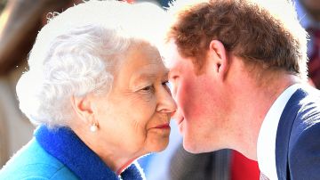 La reina Isabel II y el príncipe Harry.