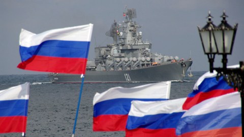 El crucero misilístico "Moskva", buque insignia de la Flota rusa del Mar Negro