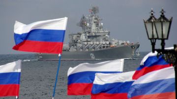 El crucero misilístico "Moskva", buque insignia de la Flota rusa del Mar Negro