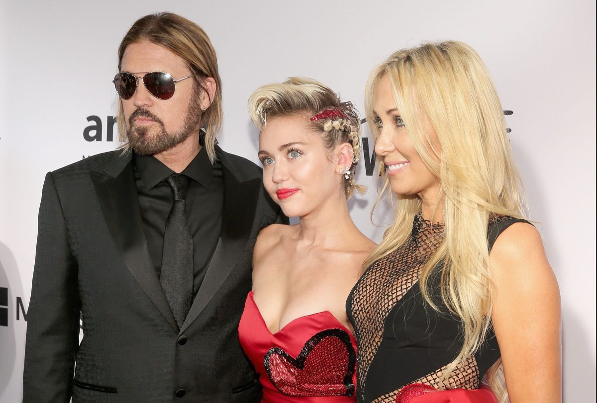 Miley Cyrus junto a sus padres Trish y Billy Ray, quienes se separan después de 28 años de matrimonio.