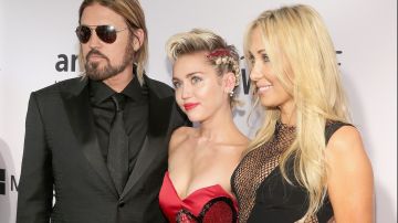 Miley Cyrus junto a sus padres Trish y Billy Ray, quienes se separan después de 28 años de matrimonio.