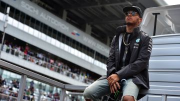 Hamilton posa ante las cámaras en la previa a una carrera en el Gran Premio de Rusia de la Fórmula 1.