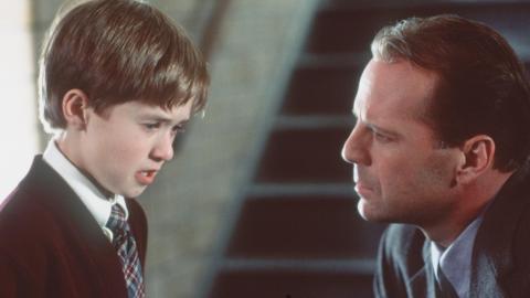 Haley Joel Osment honra a su coprotagonista de "The Sixth Sense", Bruce Willis, después de su retiro.