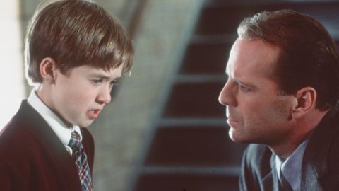 Haley Joel Osment honra a su coprotagonista de "The Sixth Sense", Bruce Willis, después de su retiro.