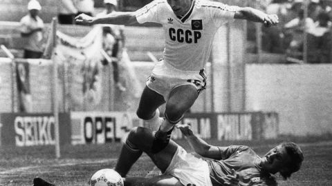 Igor Belanov esquiva a un rival durante un encuentro con la Unión Soviética.