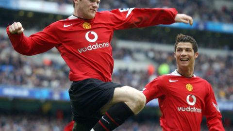 Wayne Rooney (L) y Cristiano Ronaldo (R) celebran un gol durante su estancia en el Manchester United.