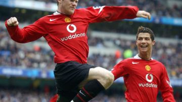Wayne Rooney (L) y Cristiano Ronaldo (R) celebran un gol durante su estancia en el Manchester United.