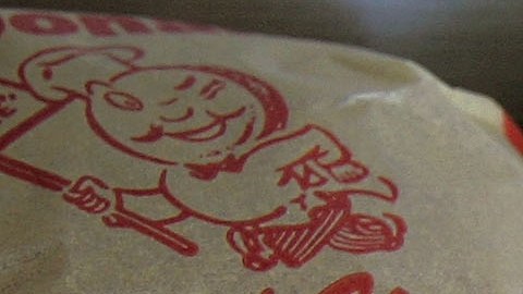 La comida tenía el empaque antiguo de McDonald's.