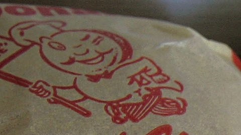 La comida tenía el empaque antiguo de McDonald's.