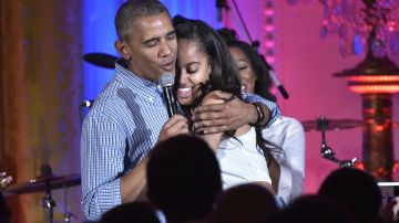 Malia Obama, junto a su padre el ex presidente Barack Obama