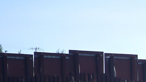 La mujer quedó colgada del muro fronterizo durante horas en Arizona.