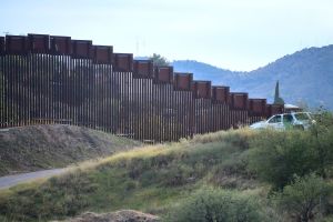 Migrante muere colgada del muro en la frontera; activistas urgen a investigar fallecimientos