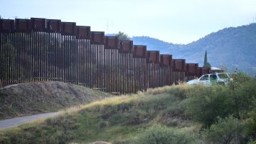 La mujer quedó colgada del muro fronterizo durante horas en Arizona.