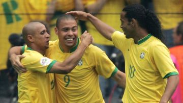 Roberto Carlos (L), Ronaldo (C) y Ronaldinho (R) fueron parte de la exitosa campaña de Nike, The Secret Tournament.