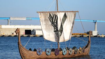 Representación de barco vikingo en California.