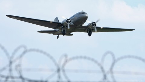Un avión DC-3 da la Policía de Colombia se estrelló en Villavicencio.