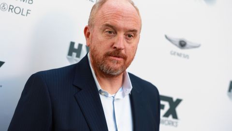 Louis CK gana el Grammy por Álbum de comedia en el que aborda las revelaciones de conducta sexual inapropiada.