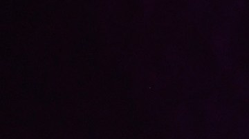 Ángela Aguilar toma la mano de su padre, el cantante Pepe Aguilar.