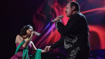Ángela Aguilar toma la mano de su padre, el cantante Pepe Aguilar.