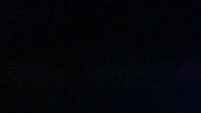 Becky G reacciona ante un hombre que la rodeo con un brazo para tomarse una foto