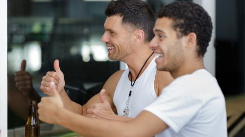 Hombres beben cerveza en el gym