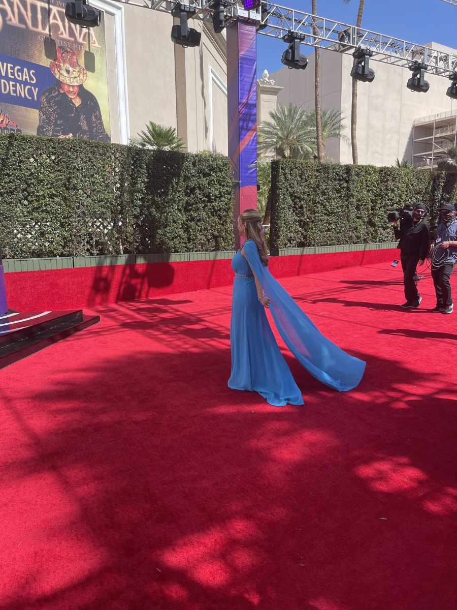 Myrka Dellanos desfila en la alfombra roja de los American Music Awards de Telemundo.