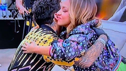 El abrazo entre Christian Nodal y Adamari López