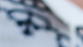 Mujer comiendo burrito