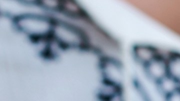 Mujer comiendo burrito