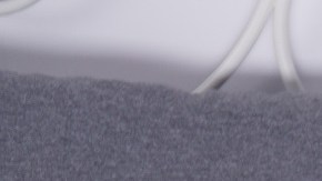 Mujer comiendo y bebiendo en la cama