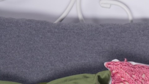 Mujer comiendo y bebiendo en la cama