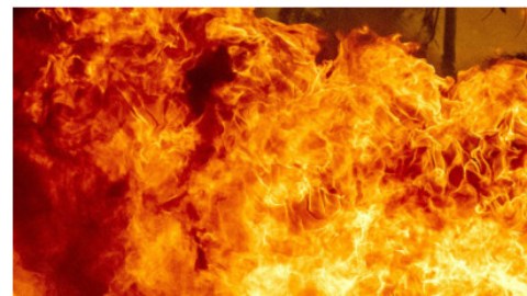 Mujer es rescatada entre las llamas de una camioneta, estaba metida en una maleta de tela