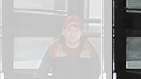 Uno de los sujetos se exhibió frente a mujer en un elevador.