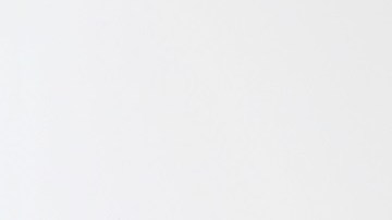 Niña midiendo su estatura