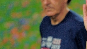 Barcelona's coach Josep Guardiola (C) ce