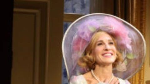 Sarah Jessica Parker da positivo por Covid, lo que llevó a la cancelación de su espectáculo de Broadway.