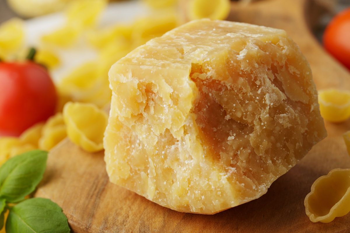 Los cristales en el queso suelen aparecer en el exterior, aunque también se pueden encontrar en el interior. 
