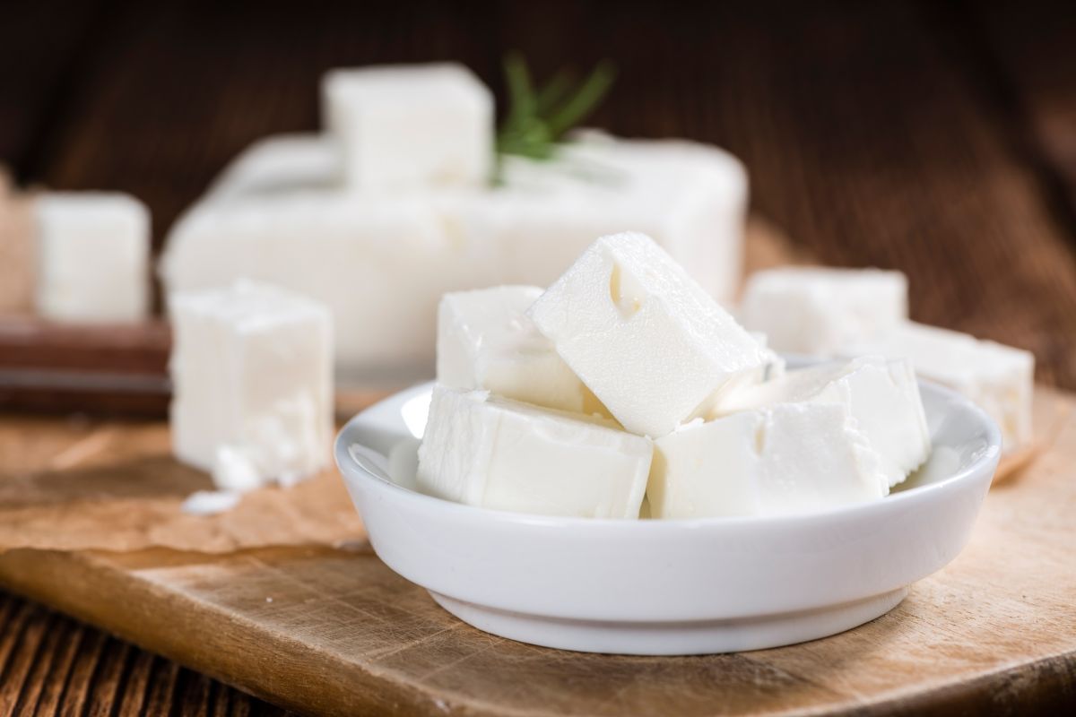 El queso hecho de leche cruda puede enfermar gravemente a una persona si la leche está contaminada.