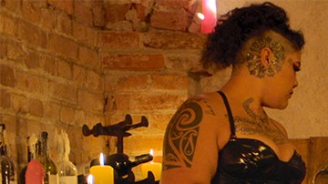 Sebastián Zurita en una de las escenas de la segunda temporada de 'Cómo Sobrevivir Soltero'