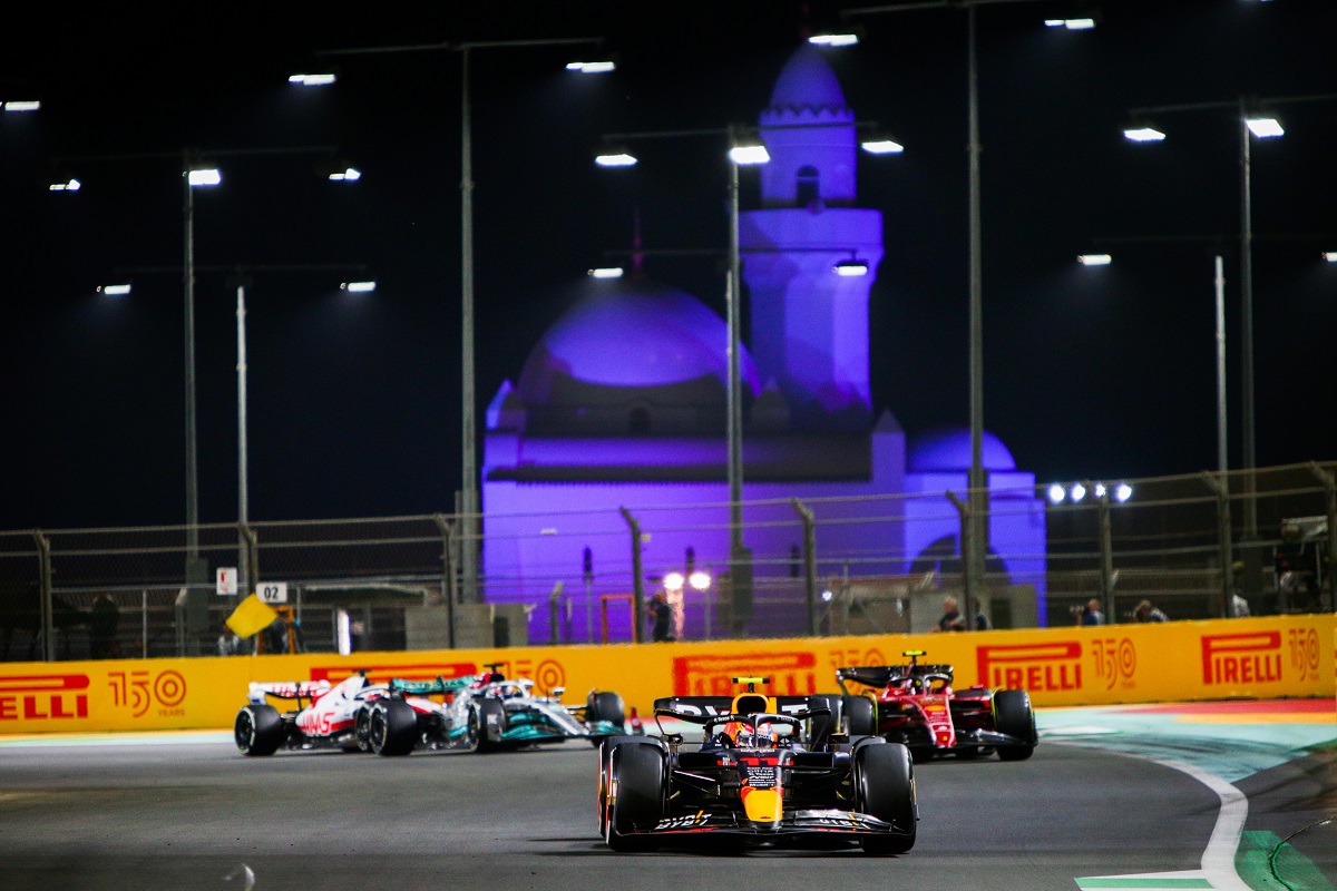 Checo Pérez fue cuarto en Arabia Saudí, tras salir desde la pole.