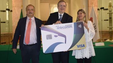 Gobierno de México lanza tarjeta de remesas que no cobra comisiones de envío y entrega el mismo día