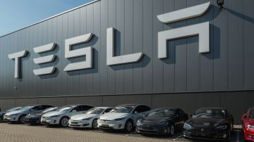 Por confinamiento anti-COVID, trabajadores de Tesla en Shanghai deberán dormir en la fábrica